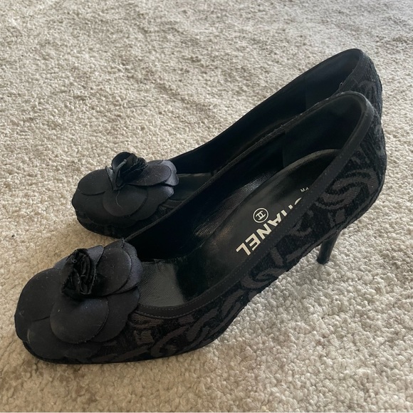 💯 CHANEL Black Embossed CC Pattern /w Floral Toe Pump Size 38 - Picture 6 of 16
